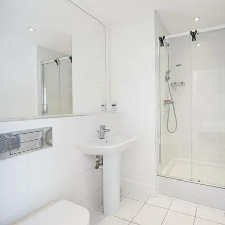 Image 4 - Hodgson House, 26 Christian Street, St. George in the East, London, E1 1SE, United Kingdom - Apartment for rent