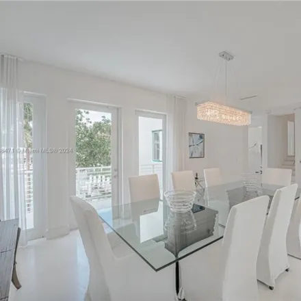 Image 6 - 6109 West Laguna Drive, Miami Beach, FL 33141, USA - House for sale