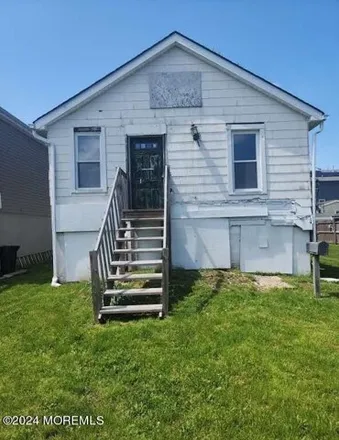 Buy this 2 bed house on 203 Henry St in Keyport, New Jersey