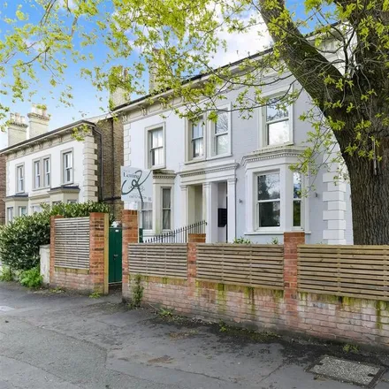 Rent this 2 bed apartment on Parklands in Lynwood Road, Redhill