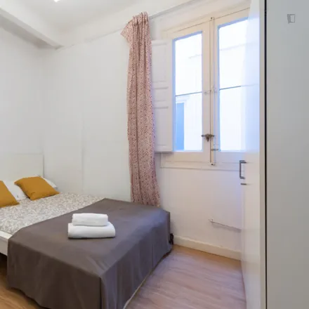 Rent this 7 bed room on Calle de Narváez in 25, 28009 Madrid