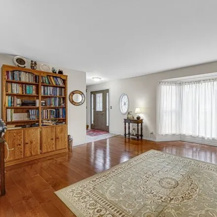 Image 5 - 1297 Crystal Shore Drive, Carol Stream, IL 60188, USA - House for sale