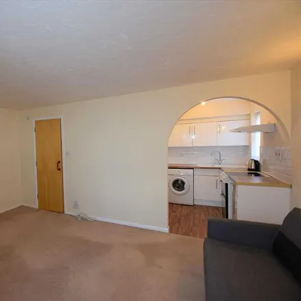 Image 2 - Gatting Close, Burnt Oak, London, HA8 9YU, United Kingdom - Apartment for rent