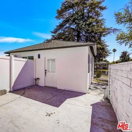 Image 1 - 19529 Kittridge Street, Los Angeles, CA 91335, USA - House for rent