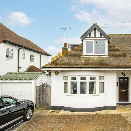 Rent this 4 bed house on Woodies Freehouse in Thetford Road, London