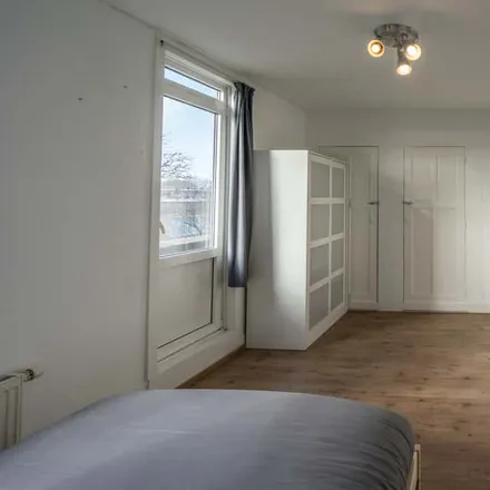 Rent this 3 bed room on Stadhoudersweg 97A-02 in 3039 EC Rotterdam, Netherlands