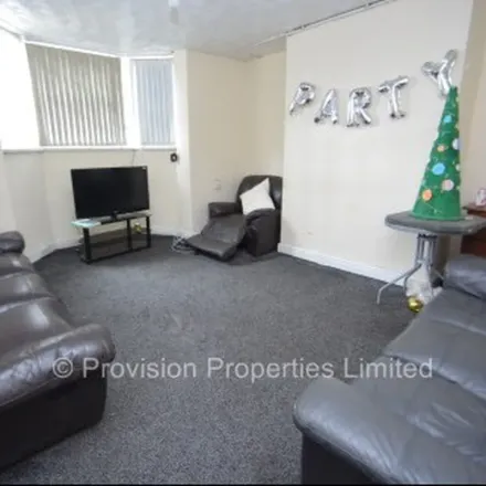 Rent this 6 bed apartment on 31 Brudenell Mount in Leeds, LS6 1HT