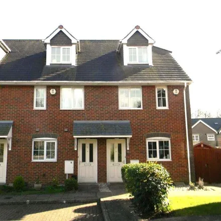 Rent this 3 bed townhouse on Clementine Way in Hemel Hempstead, HP1 1FZ