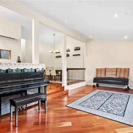 Image 1 - 121-25 5th Avenue, New York, NY 11356, USA - Townhouse for sale