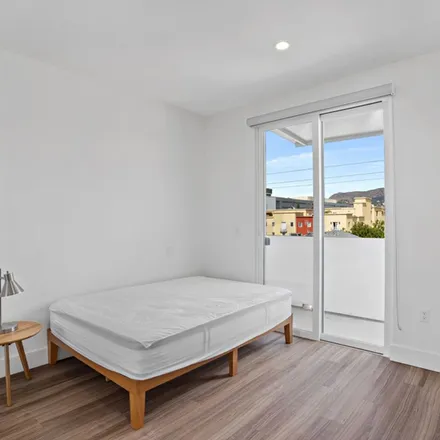 Image 7 - Common Paramount, Lexington Avenue, Los Angeles, CA 90038, USA - Apartment for rent