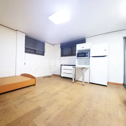 Rent this studio apartment on 서울특별시 송파구 잠실동 304-27
