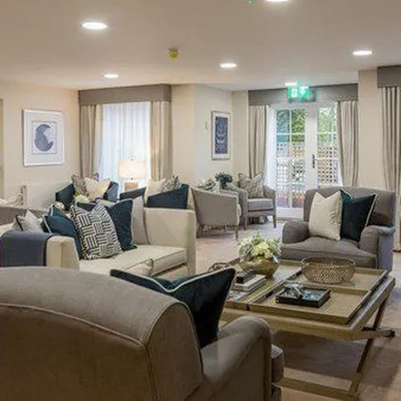 Rent this 2 bed apartment on Blush Boutique in 33 Broadway, Amersham