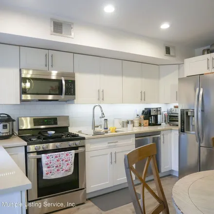 Rent this 5 bed townhouse on 31 Studio Lane in New York, NY 10304