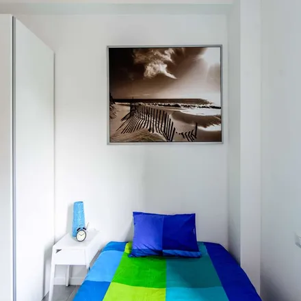 Rent this 3 bed room on Via Oreste Regnoli in 50, 40138 Bologna BO