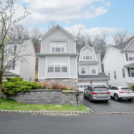 Buy this 4 bed house on 7 Skytop Ridge in Oakland, NJ 07436