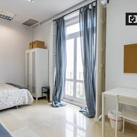 Rent this 7 bed room on Monumento a la Paz y a la Concordia in Plaça de la Reina, 46001 Valencia