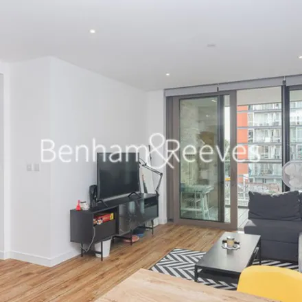 Image 6 - The Latchmere, 503 Battersea Park Road, London, SW11 3BW, United Kingdom - Apartment for rent