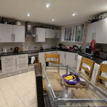 Rent this 9 bed townhouse on Regent Park Terrace in Leeds, LS6 2AX