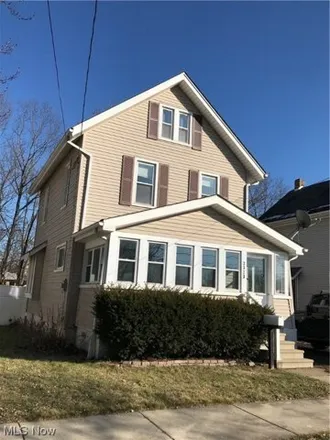 Rent this 3 bed house on 2341 25th Street Southwest in Akron, OH 44314
