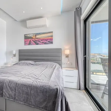 Rent this 4 bed house on 8400-121 Distrito de Évora