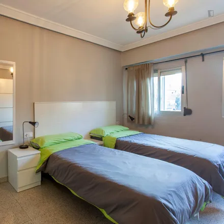 Rent this 3 bed room on Avinguda de Giorgeta in 25, 46007 Valencia