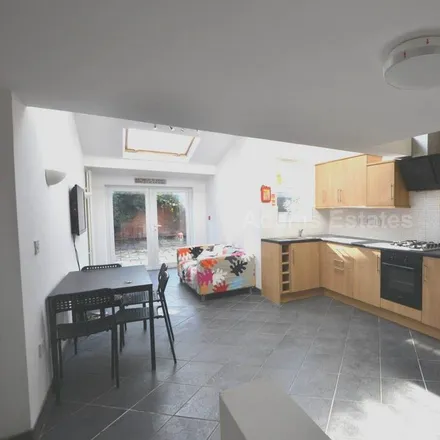 Rent this 6 bed townhouse on 93 Grange Avenue in Reading, RG6 1DL