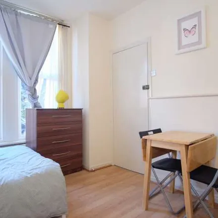 Image 3 - 23 Ash Grove, London, NW2 3LL, United Kingdom - Apartment for rent