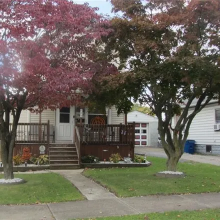 Buy this 2 bed house on 424 Baldwin Avenue in Niles, OH 44446