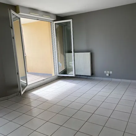 Rent this 3 bed apartment on Place Docteur Thévenet in 38340 Voreppe, France