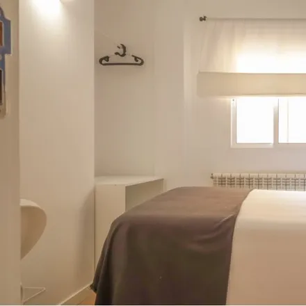Rent this 5 bed room on F. Saiz Cuentakilometros in Calle de Francisco Silvela, 28006 Madrid