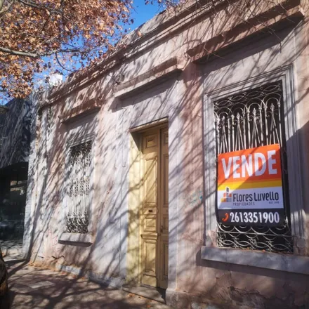 Buy this studio townhouse on Centro de Salud N°30 "Dr. Aldo Dapás" in Colón 339, Distrito Ciudad de Godoy Cruz