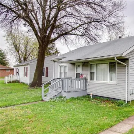 Image 3 - 1090 West Pine Street, Jerseyville, IL 62052, USA - House for sale