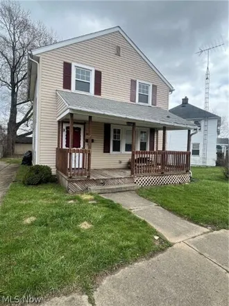Rent this 3 bed house on 1468 Roslyn Avenue Southwest in Lincoln Heights, Canton