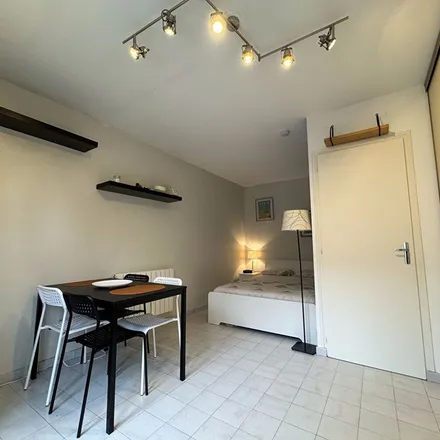 Image 4 - 22 Rue Néricault Destouches, 37000 Tours, France - Apartment for rent