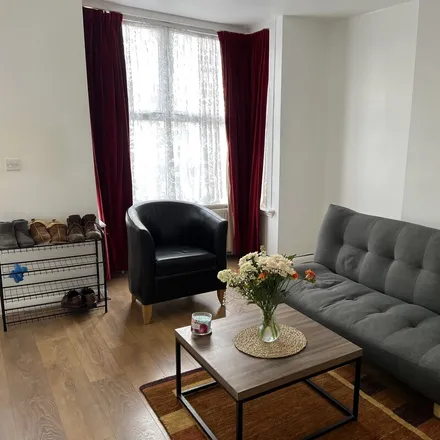 Image 2 - London, Broad Green, ENGLAND, GB - House for rent