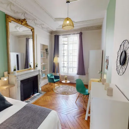 Rent this 8 bed room on 167 Boulevard Malesherbes in 75017 Paris, France