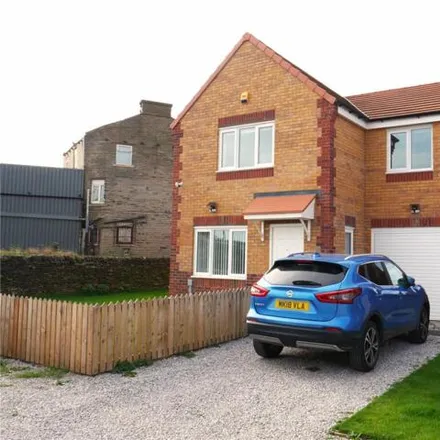 Rent this 4 bed house on unnamed road in Pudsey, BD4 0FD