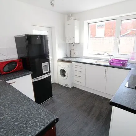 Rent this 4 bed townhouse on St Mark's Road in Preston, PR1 8TL