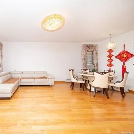 Image 7 - 146-05 24th Avenue, New York, NY 11357, USA - House for sale