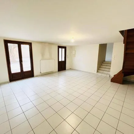 Rent this 3 bed apartment on 7 Place de la Barre in 71000 Mâcon, France