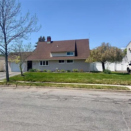 Rent this 3 bed house on 16 Reverse Lane in North Wantagh, NY 11793