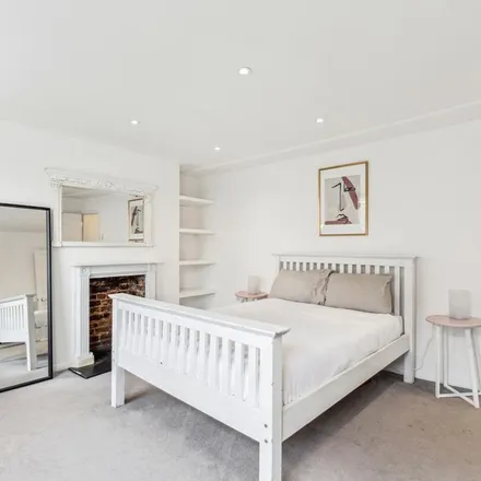 Rent this 3 bed apartment on Chez Lindsay in 11 Hill Rise, London