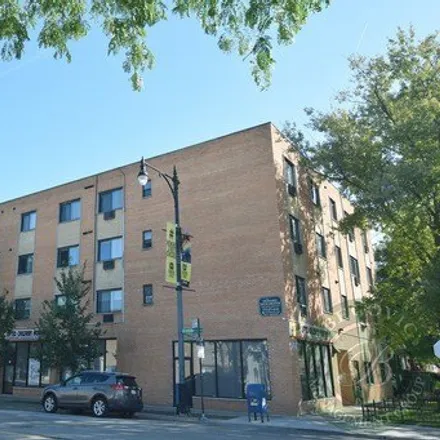 Rent this 3 bed apartment on 7545 North Winchester Avenue in Chicago, IL 60626