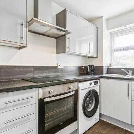 Image 2 - Molyneux Drive, London, SW17 6BB, United Kingdom - Apartment for rent