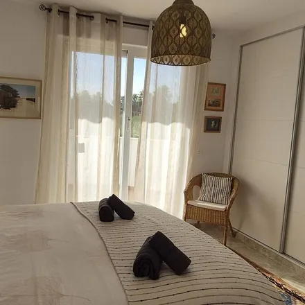 Rent this 3 bed townhouse on Farmacia Albatros Marbella (Nueva Andalucía) in Calle Quevedo, 6