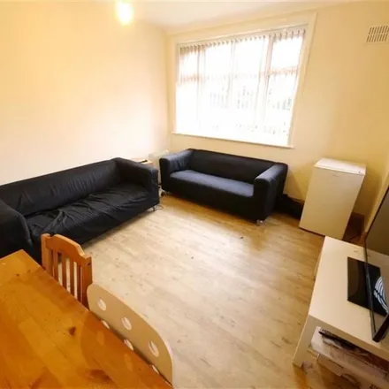 Rent this 3 bed apartment on Greenaway House in Fernsbury Street, London