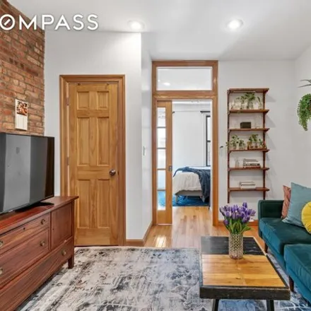Image 2 - 218 East 82nd Street, New York, NY 10028, USA - Apartment for sale