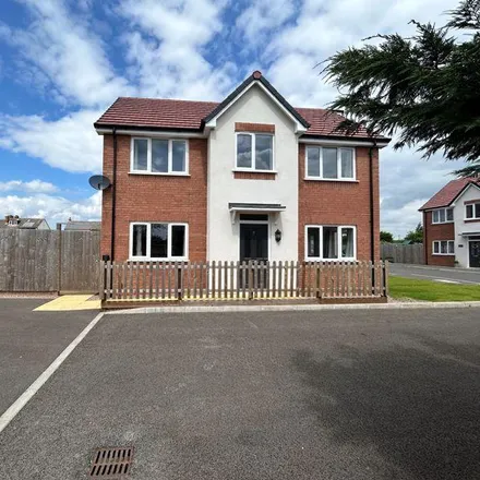 Rent this 3 bed house on The Needlemakers Arms in 5-7 Watts Road, Studley