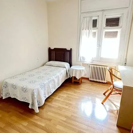 Image 6 - Calle Genoveva Torres Morales, 50006 Zaragoza, Spain - Apartment for rent