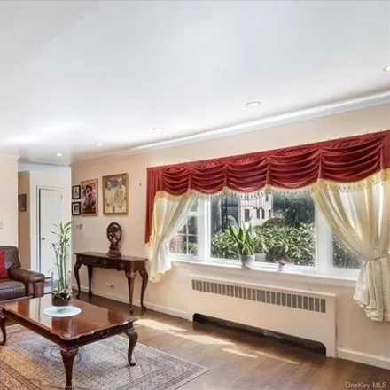 Image 4 - 124 Thornbury Road, Scarsdale Downs, City of New Rochelle, NY 10583, USA - House for sale